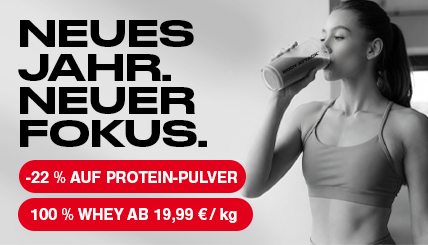 Frau trinkt Proteinshake. Aufschrift neues Jahr, neuer Fokus