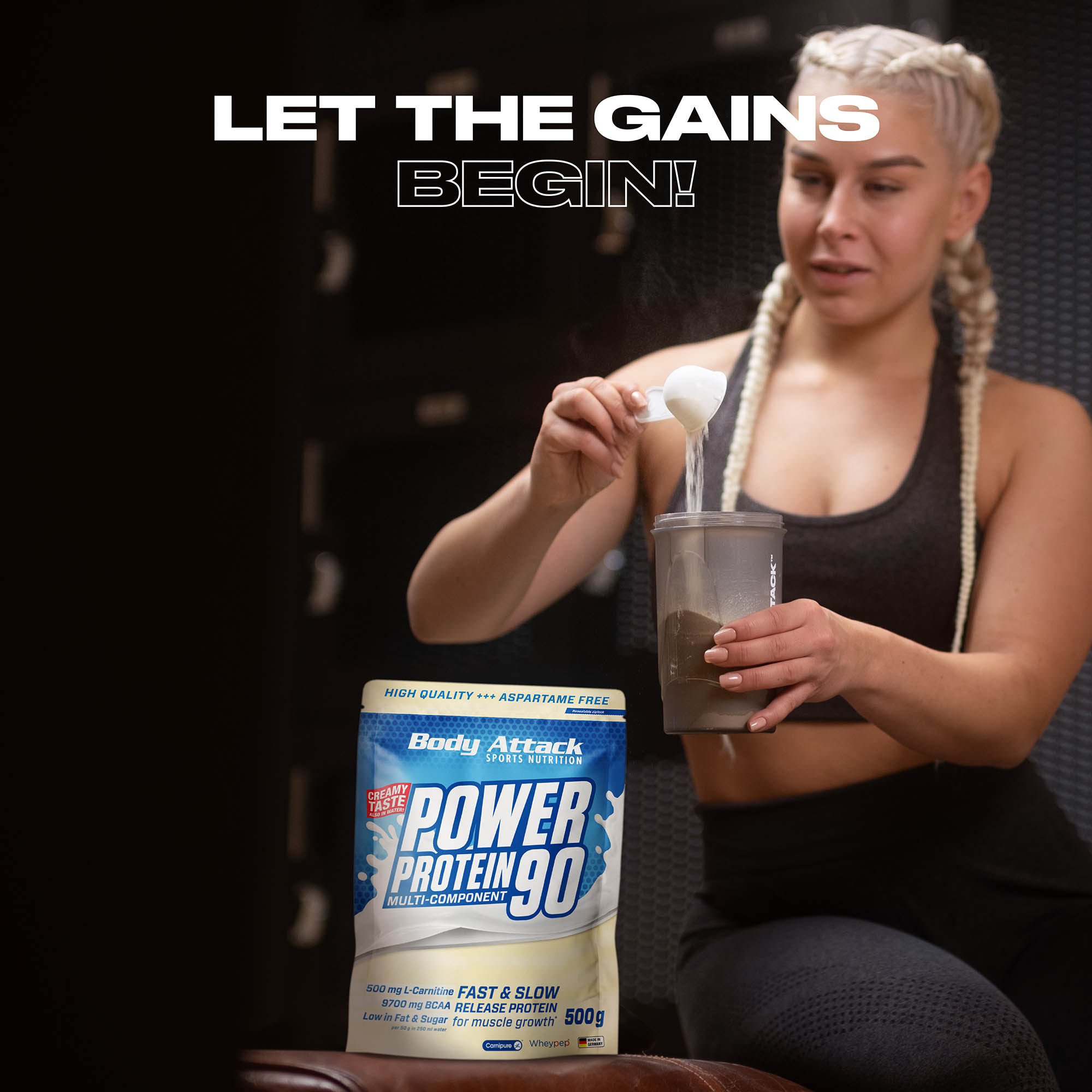 Eine Frau macht sich einen Protein-Shake mit Power Protein 90 