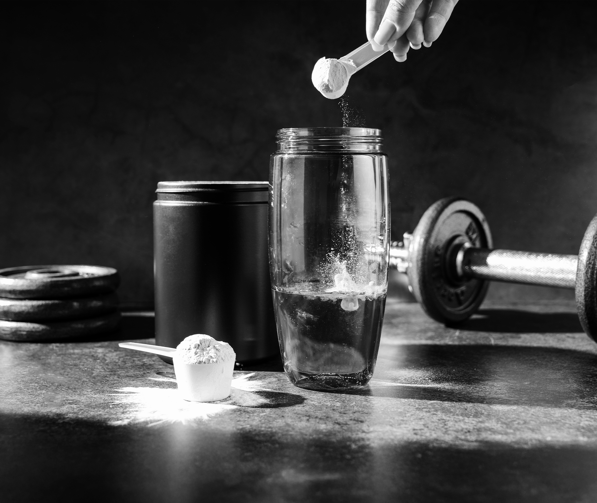 Einnahme von Kollagen: Wann und wie lange Pulver einnehmen? Shaker wird mit Pulver befüllt