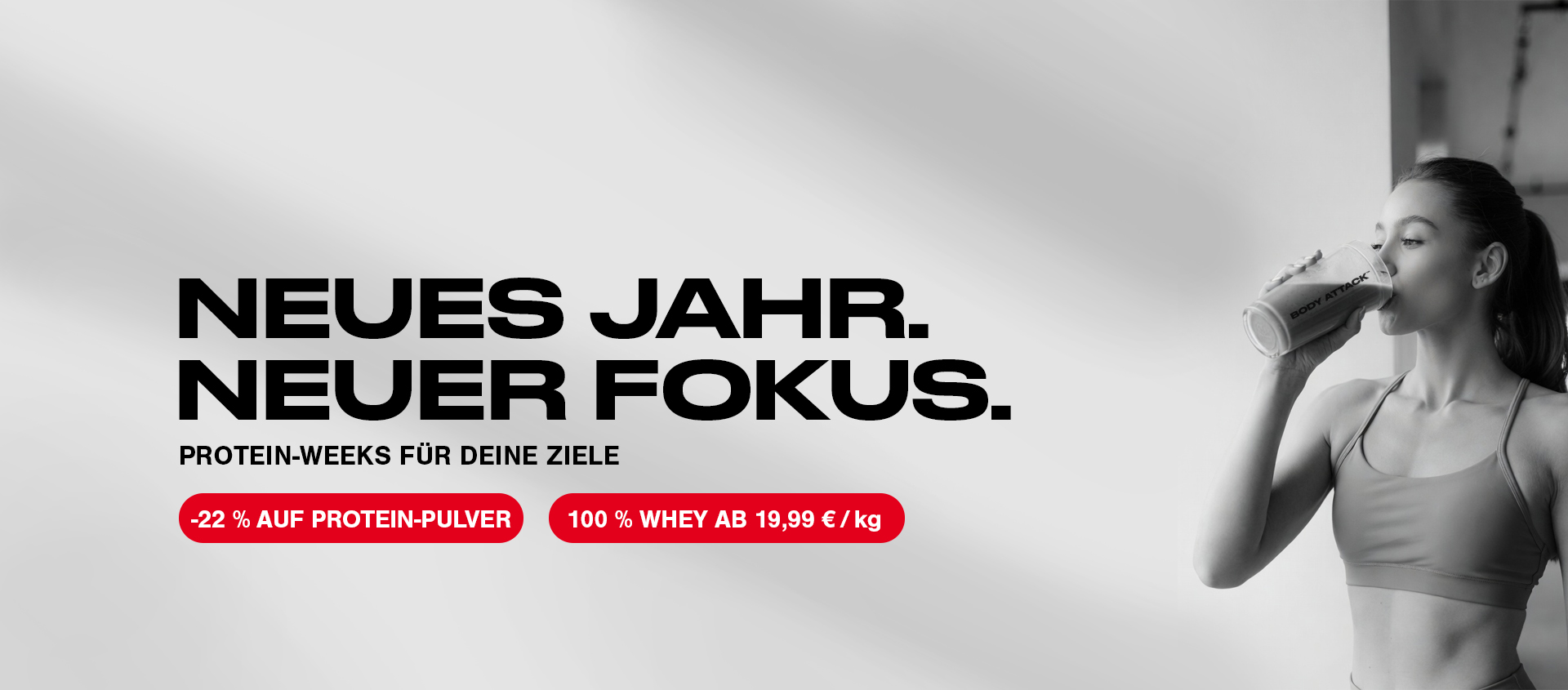 Frau trinkt Proteinshake. Aufschrift neues Jahr, neuer Fokus