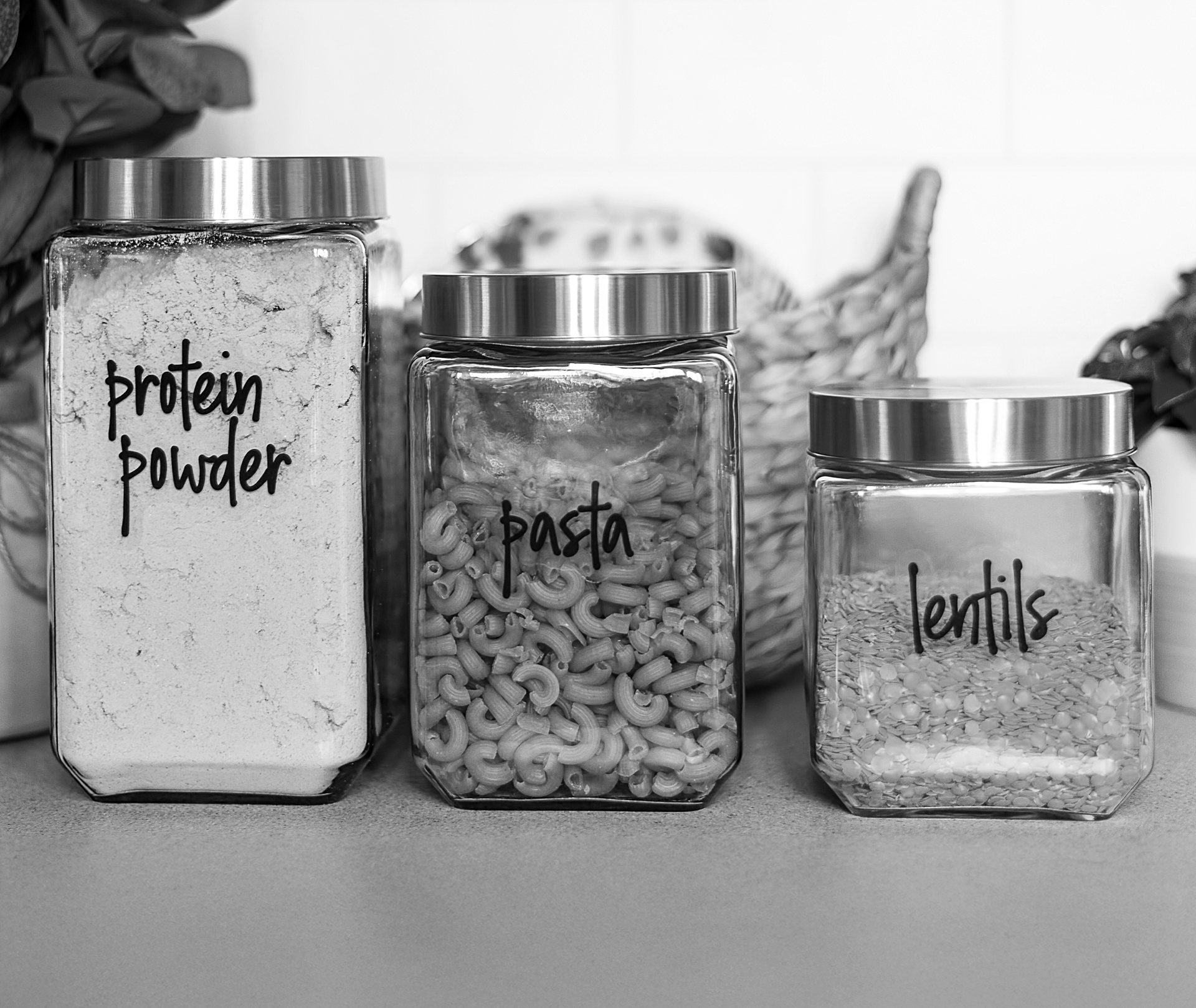 Kann Proteinpulver ablaufen? Haltbarkeit von Eiweißpulver drei Behälter, eins mit Proteinpulver, eins mit Pasta und eins mit Linsen
