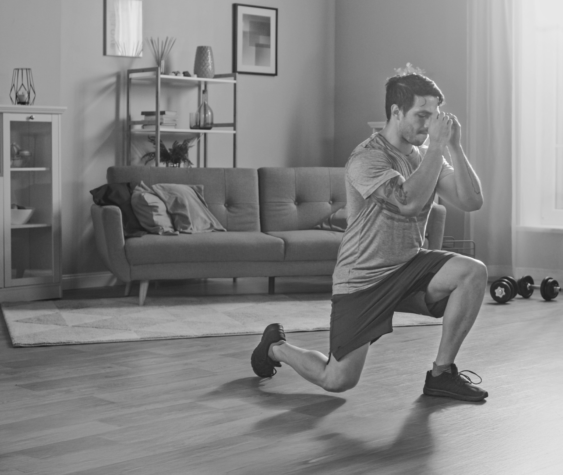 Krafttraining zu Hause: Übungen mit und ohne Geräte für den Muskelaufbau Mann beim Homeworkout