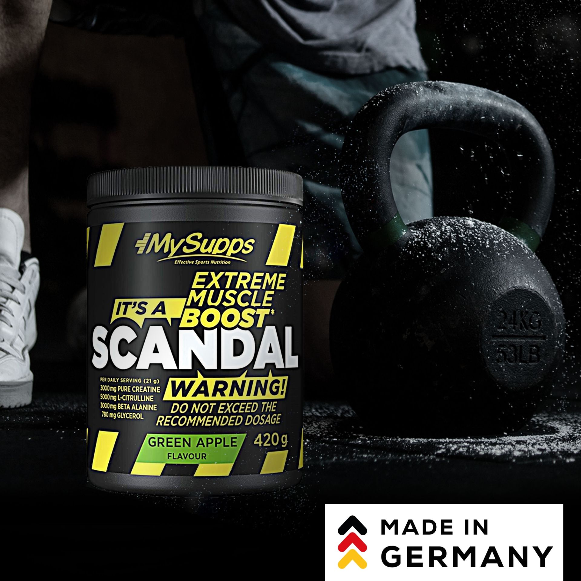 Extreme Muscle Boost Scandal Banner Eine Extreme Muscle Boost Scandal Dose steht neben einem Gewicht