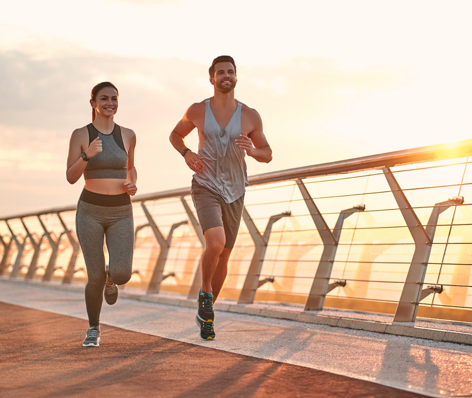 Muskelaufbau Joggen: Auch beim Laufen Muskeln aufbauen Frau und Mann beim Joggen