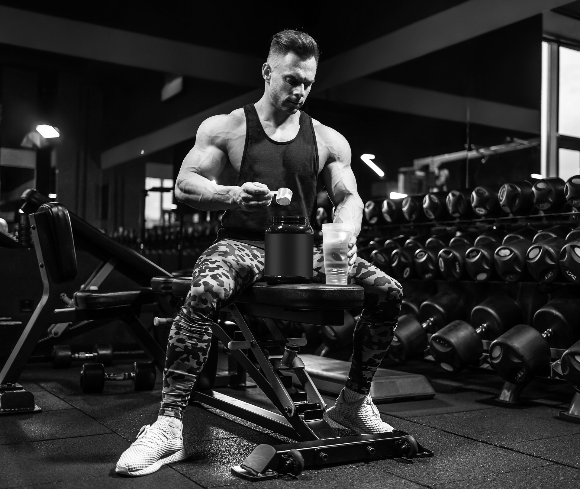 Protein Shake vor oder nach dem Training? Der ideale Zeitpunkt Bodybuilder sitzt und befüllt seinen Shaker im Fitnessstudio