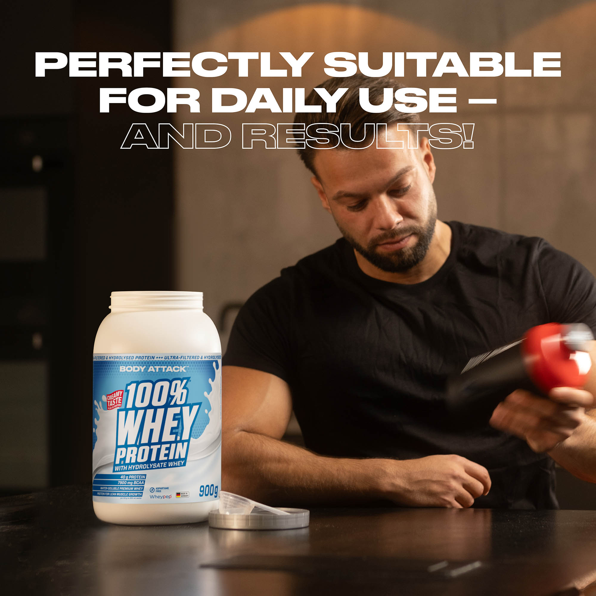 Ein Mann macht sich einen Protein Shake mit 100% Whey Protein